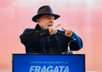 Marinha lança fragata e Lula fala em fortalecer defesa do país