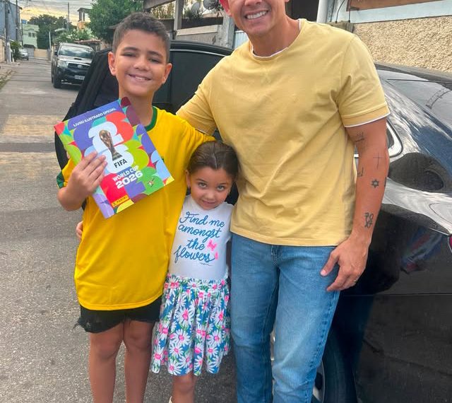 Após encantar a internet, jovem Erick ganha álbum da Copa completo