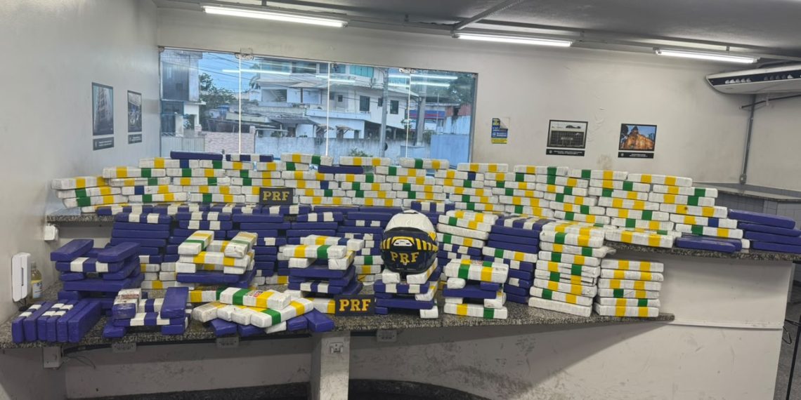 PRF apreende mais de 200 kg de maconha dentro caminhão em Campos