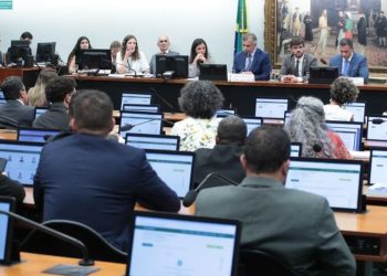Deputados votam redução da maioridade penal em comissão