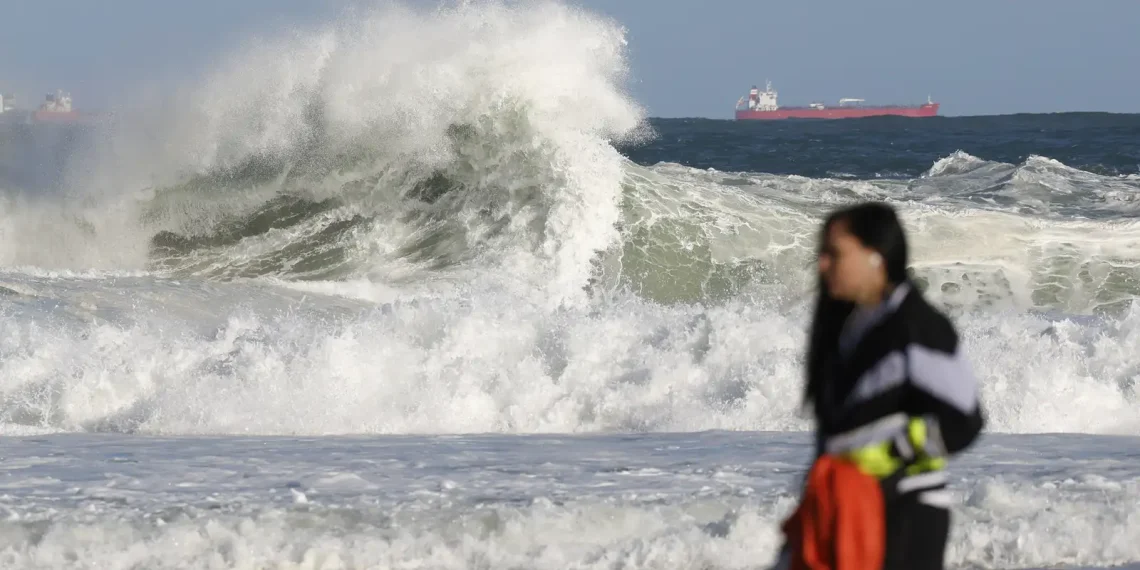 Rio entra em alerta para ressaca e ondas de até 2,5 metros