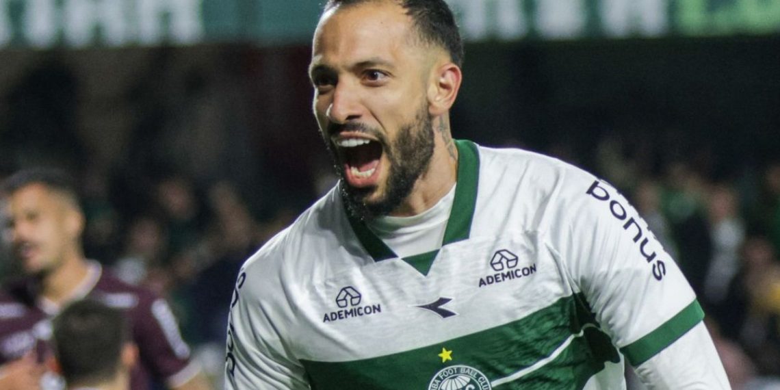 Coritiba inicia intertemporada com expectativa do retorno de centroavante