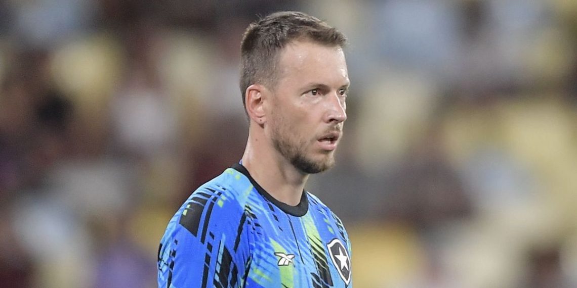 Goleiro revelado pelo Athletico rescinde com clube da Série A