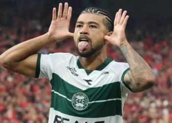 Flamengo sinaliza proposta recorde por Lucas Ronier, do Coritiba