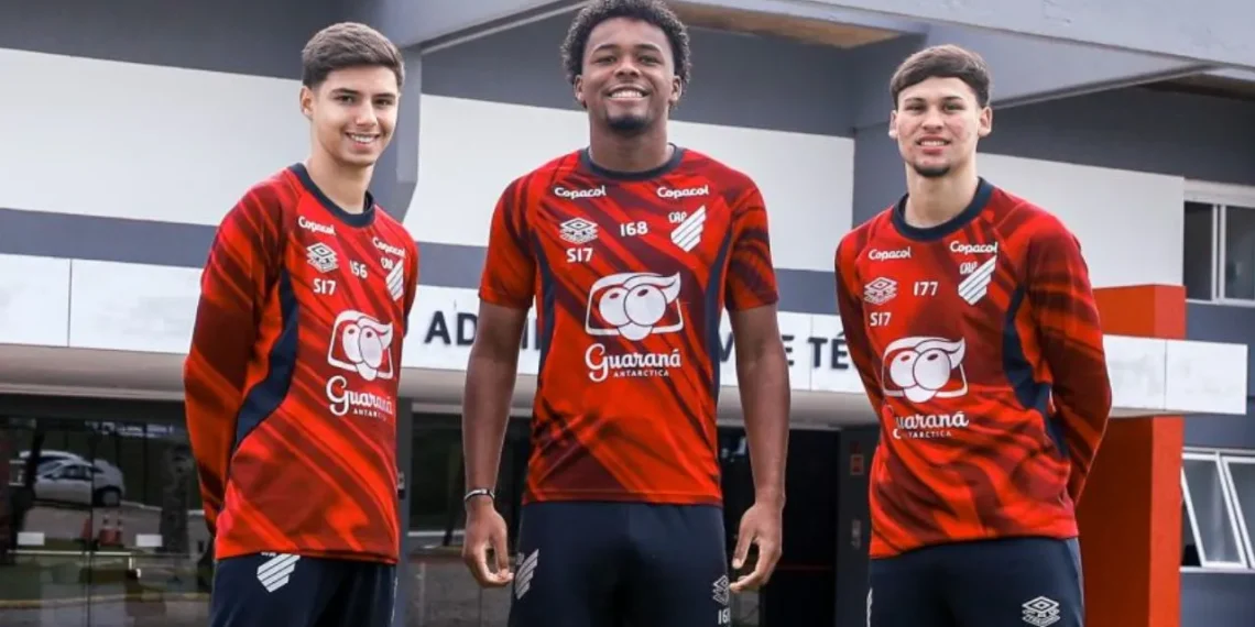 Artilheiro na base e carrasco do Coritiba assina primeiro contrato profissional no Athletico