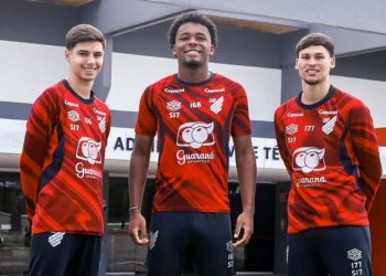 Artilheiro na base e carrasco do Coritiba assina primeiro contrato profissional no Athletico
