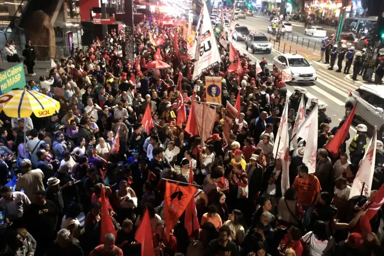 Protesto pelo fim da escala 6×1 reúne milhares de pessoas em São Paulo