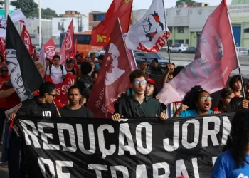Ato no Rio abre mobilização para pressionar Senado pelo fim da 6×1