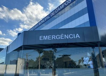 Idoso é socorrido em estado grave após ser atropelado por van em Campos