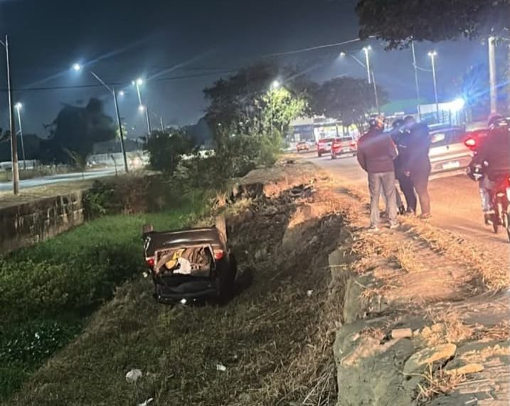 Mais um carro cai no “valão do perigo” em Campos