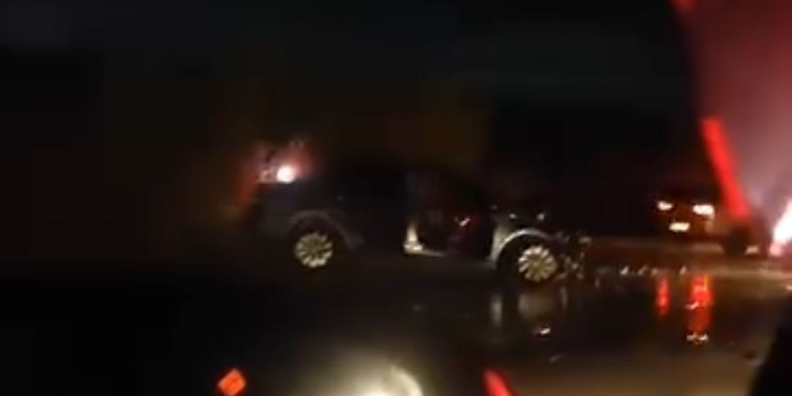 Duas pessoas morrem e criança fica em estado grave após acidente em Campos; carro pegou fogo