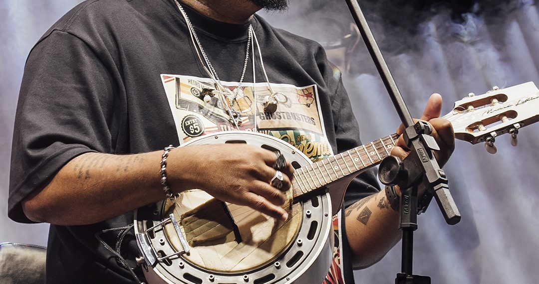 Tiee embala multidão na segunda noite do Festival do Maracujá em Travessão de Barra