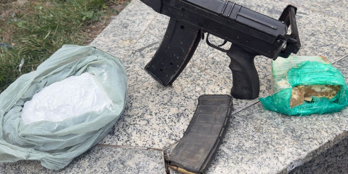 PM apreende fuzil suspeito de envolvimento em homicídios e drogas em Campos