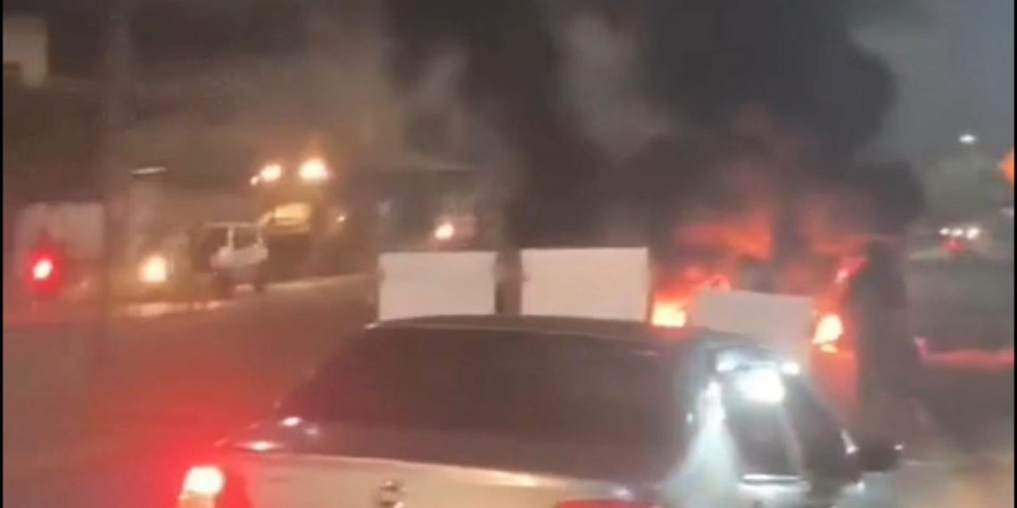 Moradores fecham Avenida José Carlos Pereira Pinto em protesto por morte de jovem em Guarus