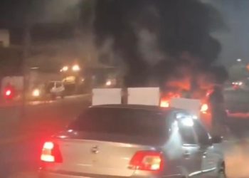 Moradores fecham Avenida José Carlos Pereira Pinto em protesto por morte de jovem em Guarus