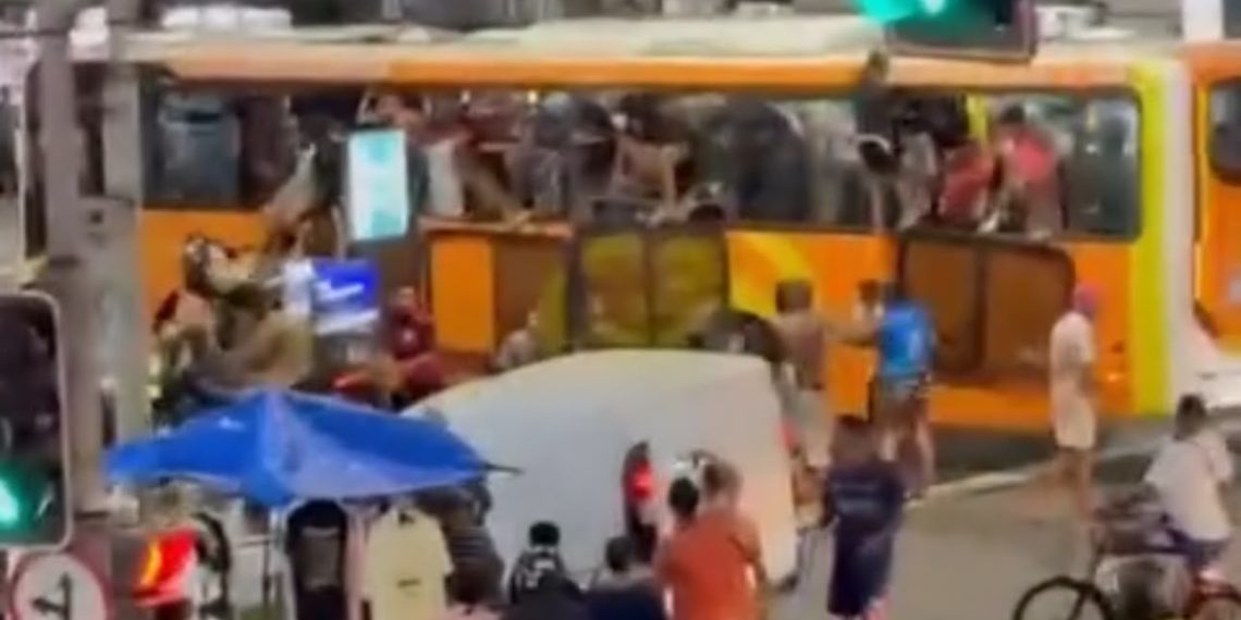 Copacabana tem tumulto e ônibus vandalizados pelo segundo dia seguido