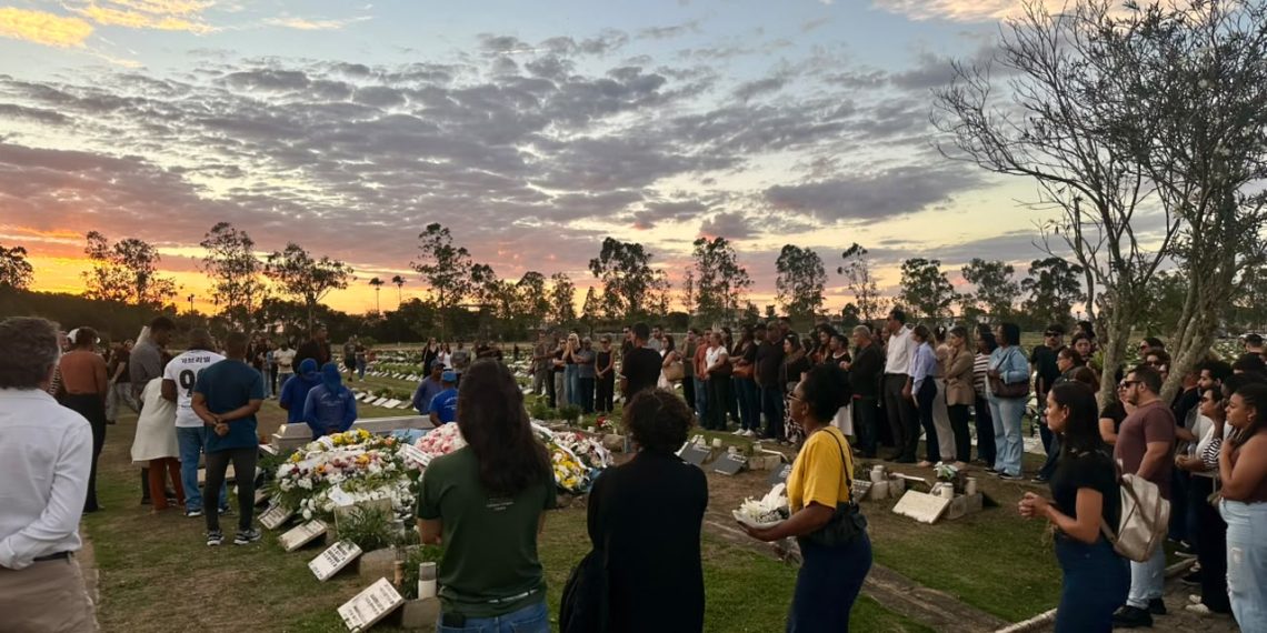 Sob forte comoção, corpo de advogada assassinada pelo ex-companheiro é sepultado em Campos