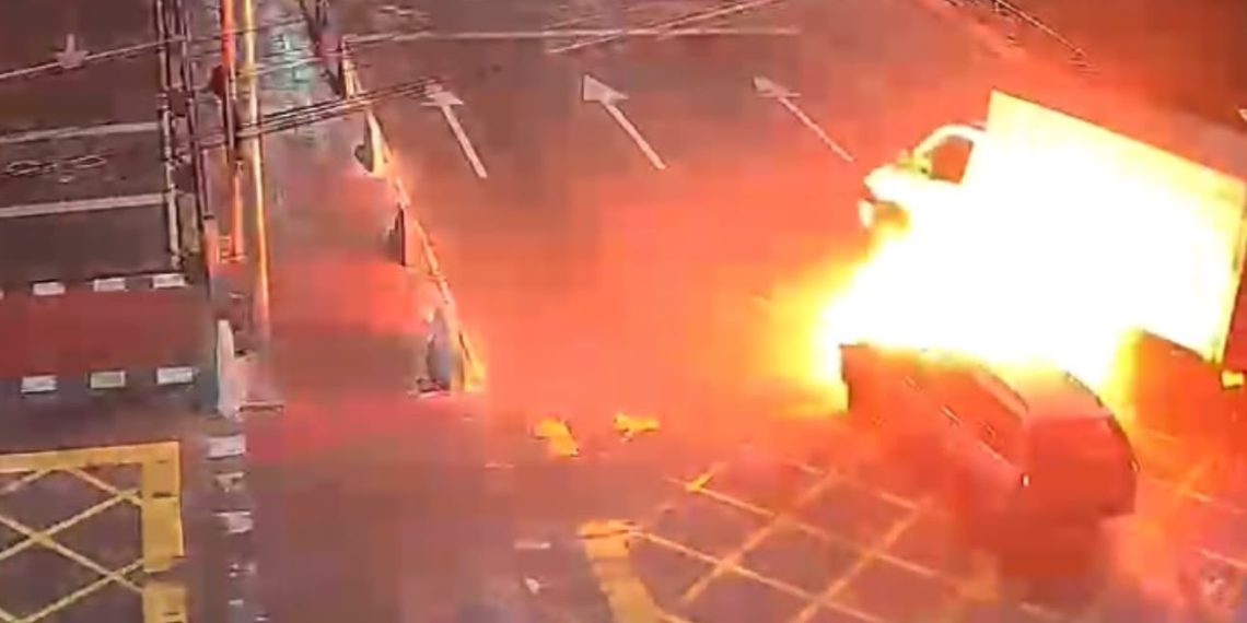 Imagens mostram momento exato de colisão que deixou caminhão em chamas na Av. 28 de Março