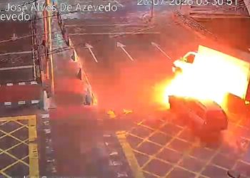 Imagens mostram momento exato de colisão que deixou caminhão em chamas na Av. 28 de Março