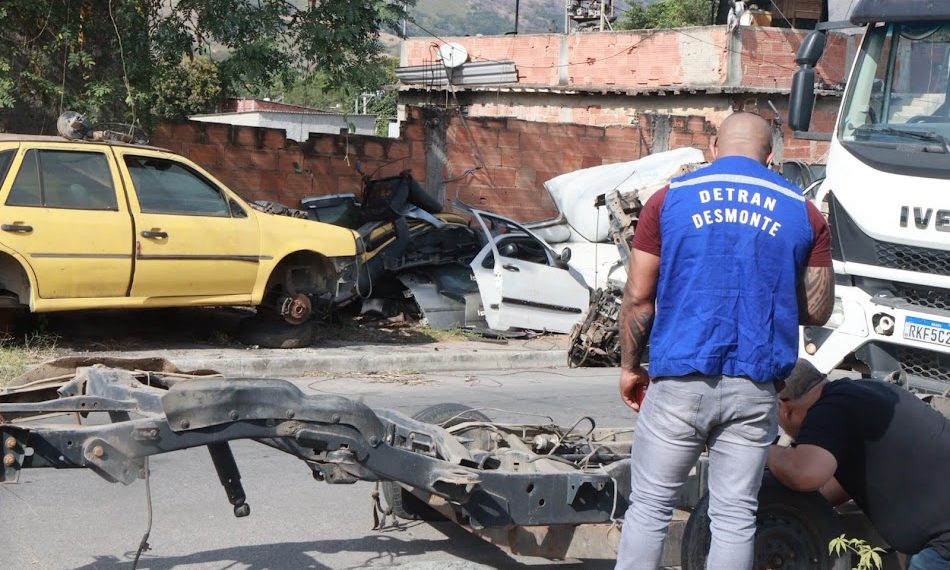 Agentes da Operação Desmonte encontram três motores furtados e um com numeração raspada em ferro-velho de Nova Iguaçu