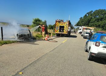 Criança e motorista morrem após carro colidir contra poste e pegar fogo em Quissamã