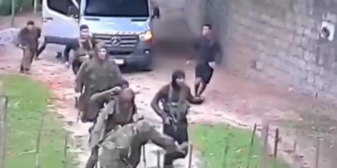 Traficantes da “tropa do RD” saem de van para invadir área de facção no Rio