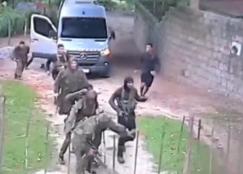 Traficantes da “tropa do RD” saem de van para invadir área de facção no Rio