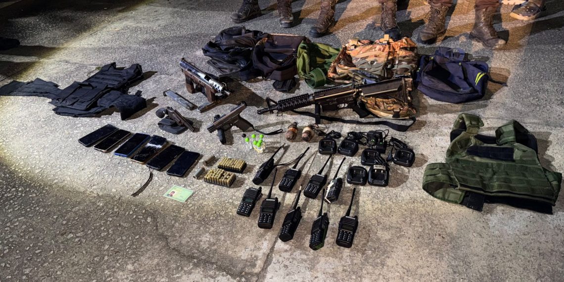Operação da PM prende seis criminosos e apreende adolescente com armas e explosivos em Conceição de Macabu