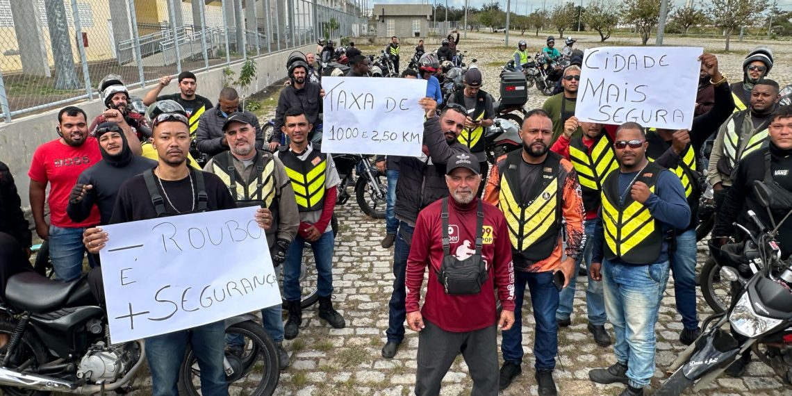 Motoboys e mototaxistas fazem manifestação por mais segurança e melhores condições de trabalho em Campos