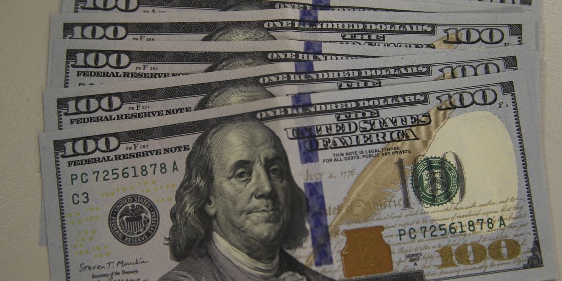 Dólar cai a R$ 5,13, e bolsa recua em dia de ajuste no mercado
