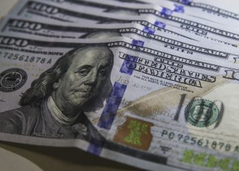 Dólar fica estável em R$ 5,08, mas cai 0,58% na semana
