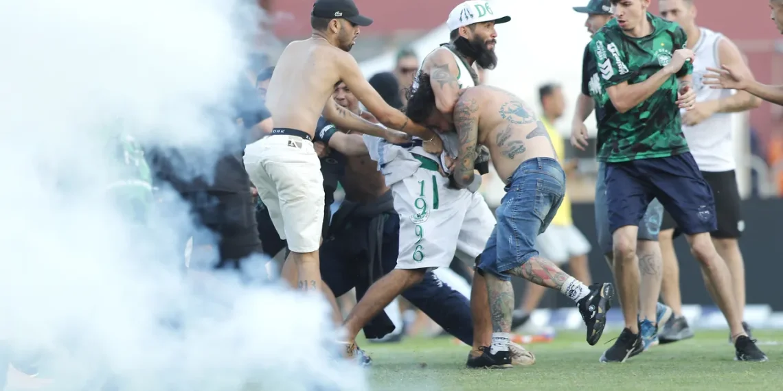 Torcidas de Coritiba e Cruzeiro se reencontram em Curitiba após “batalha” de 2023