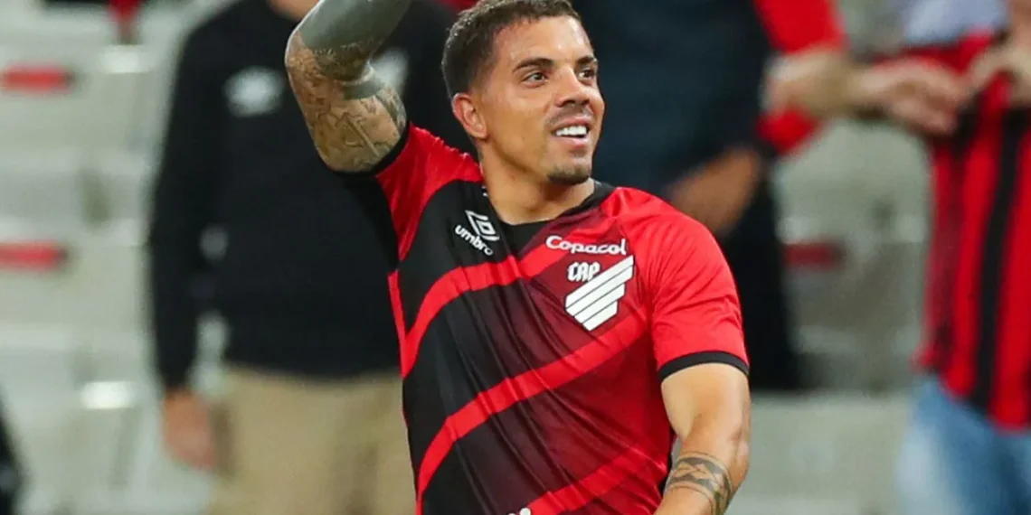 Gringo com mais de 100 jogos pelo Athletico acerta com clube da Série B