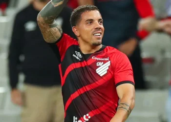 Gringo com mais de 100 jogos pelo Athletico acerta com clube da Série B
