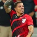 Gringo com mais de 100 jogos pelo Athletico acerta com clube da Série B