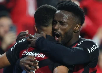 Athletico embala contra o Internacional e cola no Flamengo no Brasileirão
