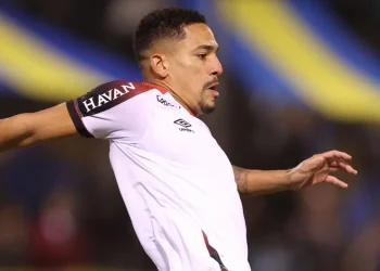 Athletico sofre e tem expulsão em amistoso com o Boca Juniors