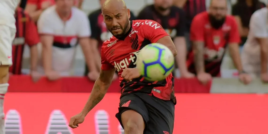 Ex-Athletico assume cargo na categoria de base do Paraná Clube
