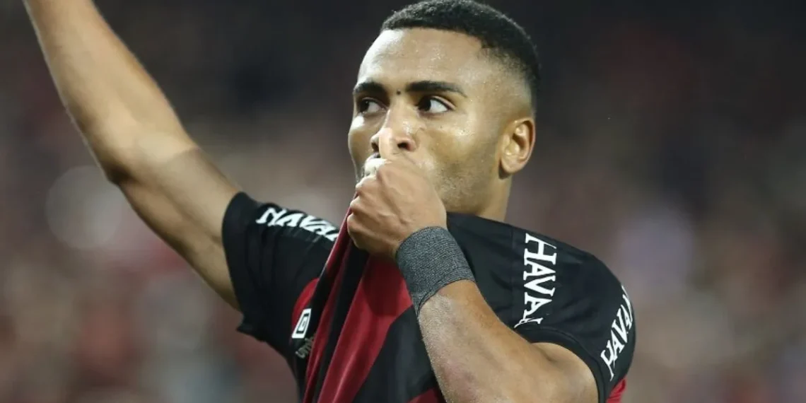 Em jogo de erros, Athletico ganha do Inter e encosta no Flamengo