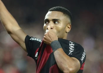 Em jogo de erros, Athletico ganha do Inter e encosta no Flamengo