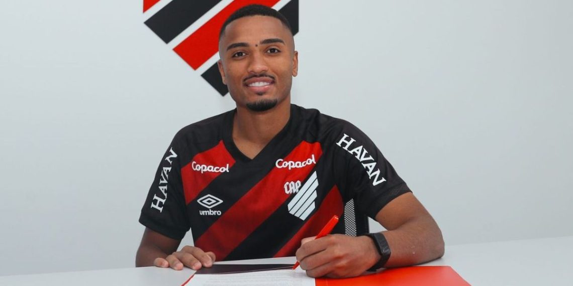 Athletico renova com atacante Leozinho; veja o tempo de contrato