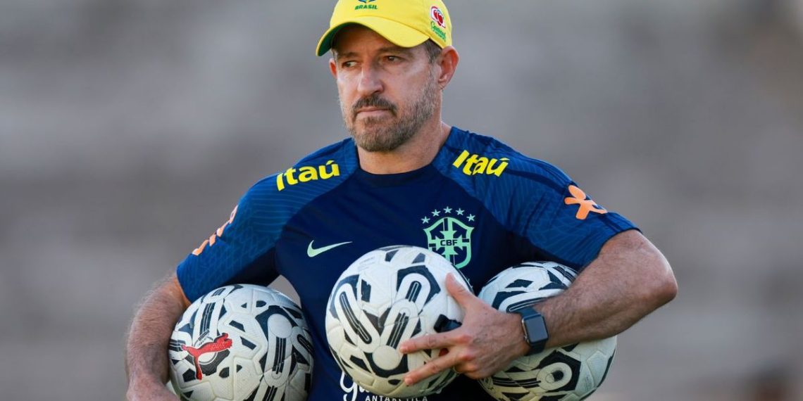 Errata: Ramon Menezes não acerta com o Athletico