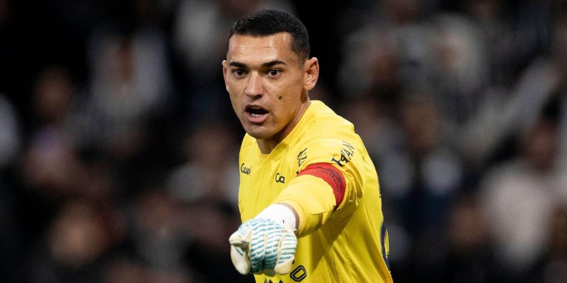 Goleiro Santos é decisivo em empate do Athletico, mas vira desfalque no Brasileirão
