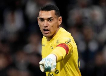 Goleiro Santos é decisivo em empate do Athletico, mas vira desfalque no Brasileirão