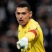Goleiro Santos é decisivo em empate do Athletico, mas vira desfalque no Brasileirão