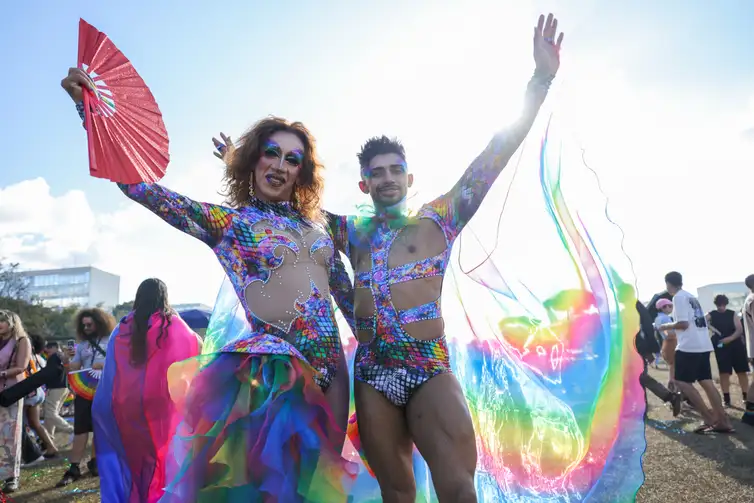 Parada Brasília Orgulho traz campanha do voto contra o preconceito