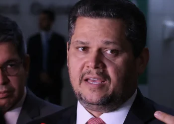 Alcolumbre envia PEC do fim da escala 6×1 para CCJ do Senado