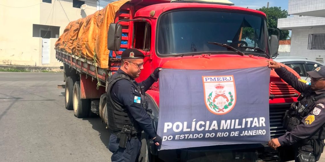 PM recupera em Campos caminhão roubado com carga avaliada em R$ 24 mil