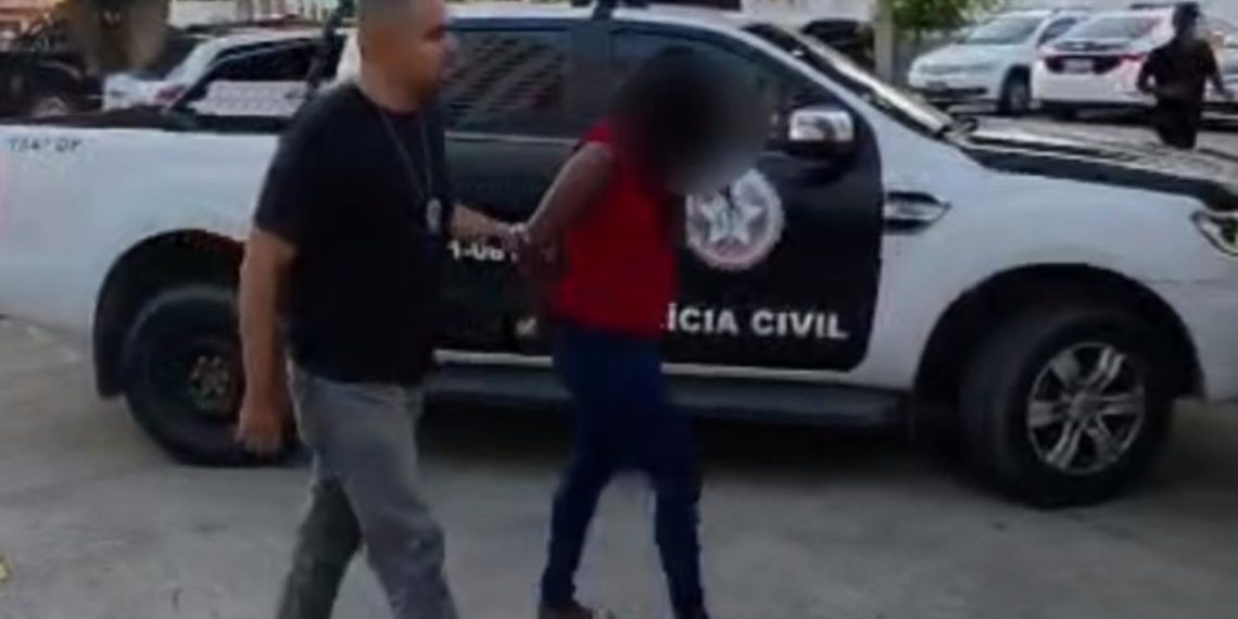 Condenada por agredir a mãe e esfaquear o companheiro dela após discussão familiar é presa em Campos