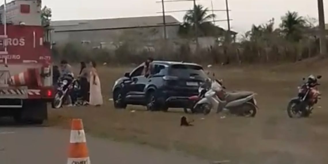 Homem é socorrido em estado grave após acidente entre carro e moto na BR-101